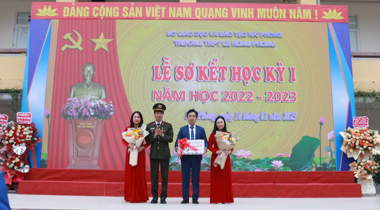 Thăm, tặng quà chúc Tết thầy trò Trường THPT Lê Hồng Phong, đơn vị  được nhận Cờ thi đua xuất sắc của UBND thành phố